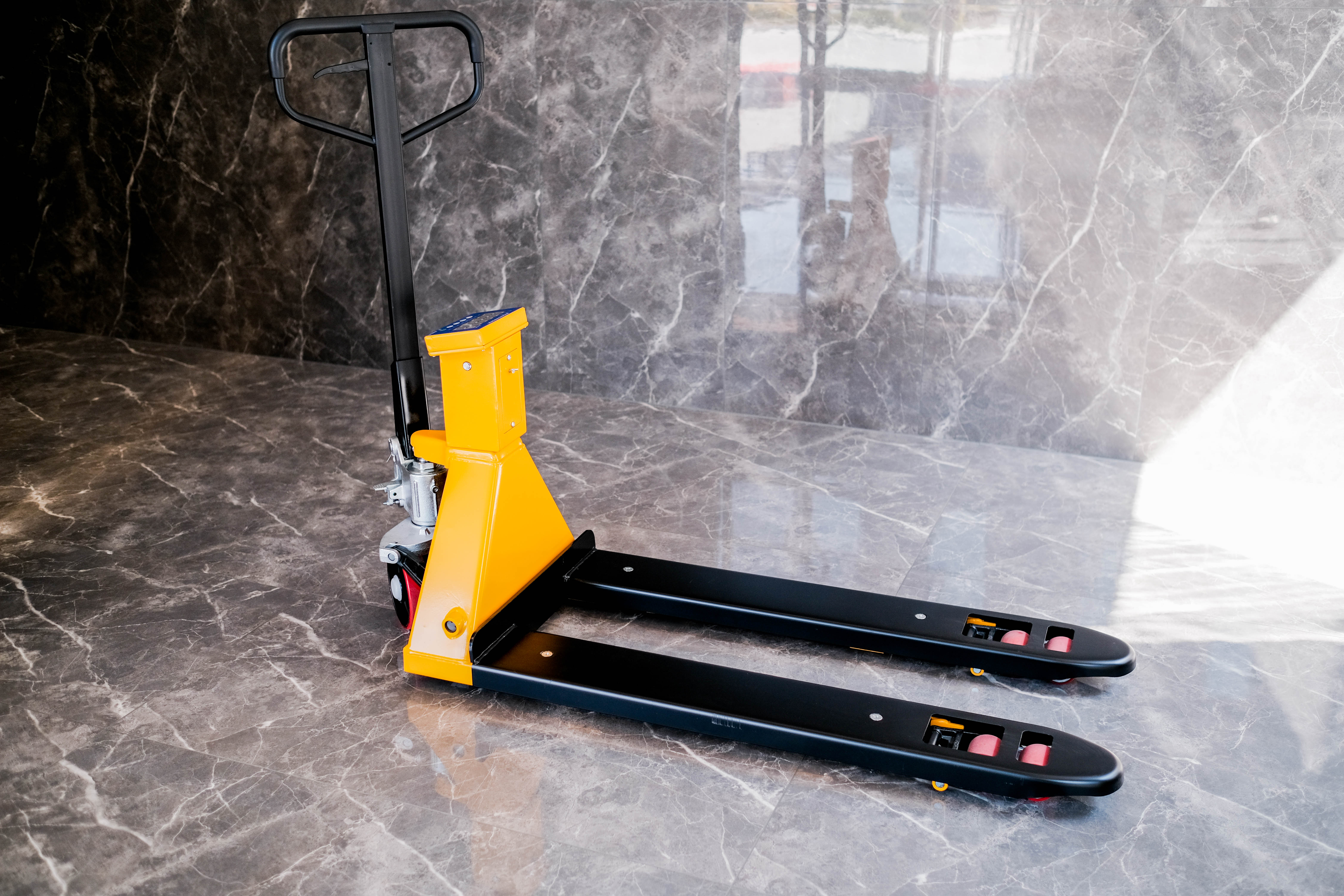 Massive Pallet Jack Scales vs. Other Mobile Weighing Solutions: 3 Key Differences